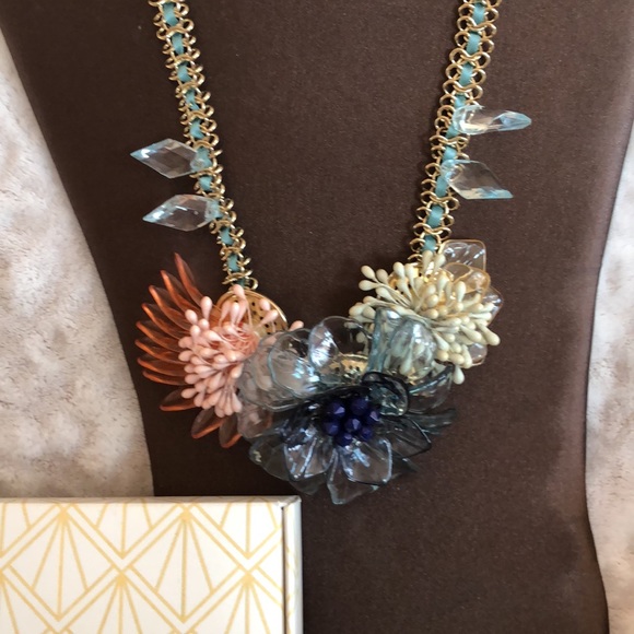 Beautiful flower plunder necklace - Picture 2 of 6